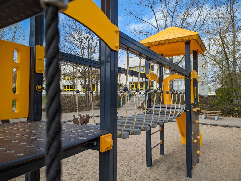 Außengelände Kletterrutschanlage