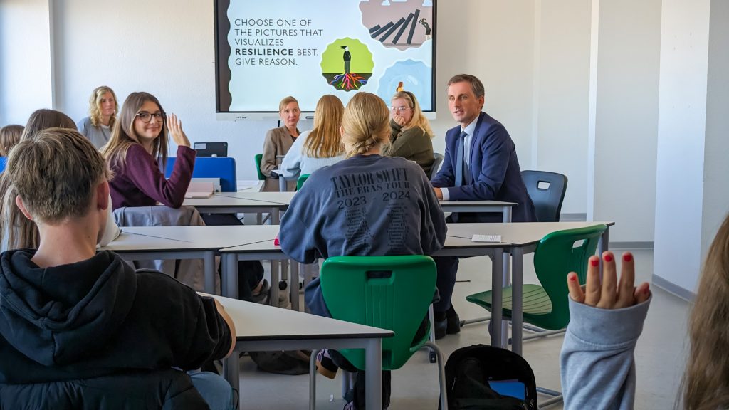 Zukunft im Blick: Bildungsminister Jan Riedel zum Austausch am Internationalen Stiftungsgymnasium Magdeburg