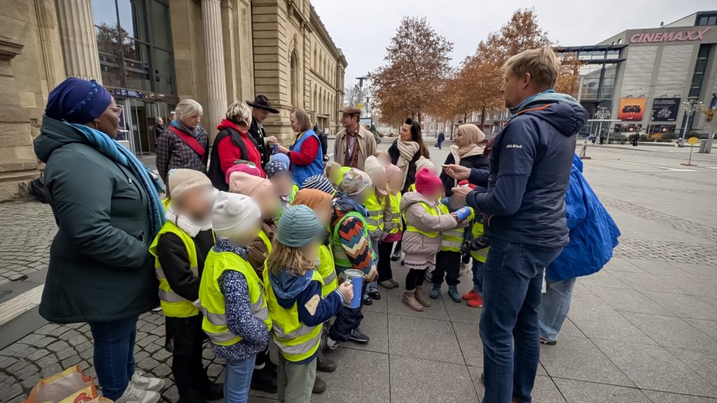 Im Auftrag der Nächstenliebe: Kinder verteilen Plätzchen im Magdeburger Hauptbahnhof