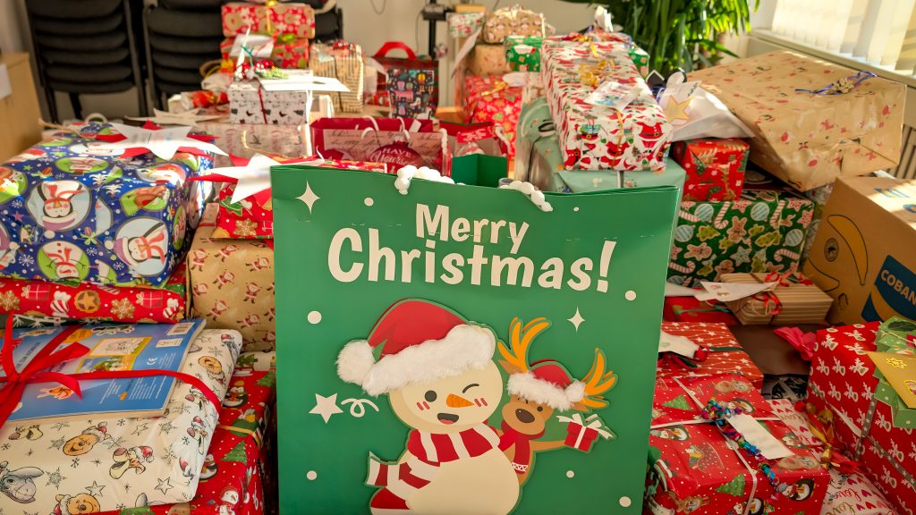Weihnachtsgeschenke für die Kinder unseres Jugendhilfeverbunds: Danke an alle Spender*innen