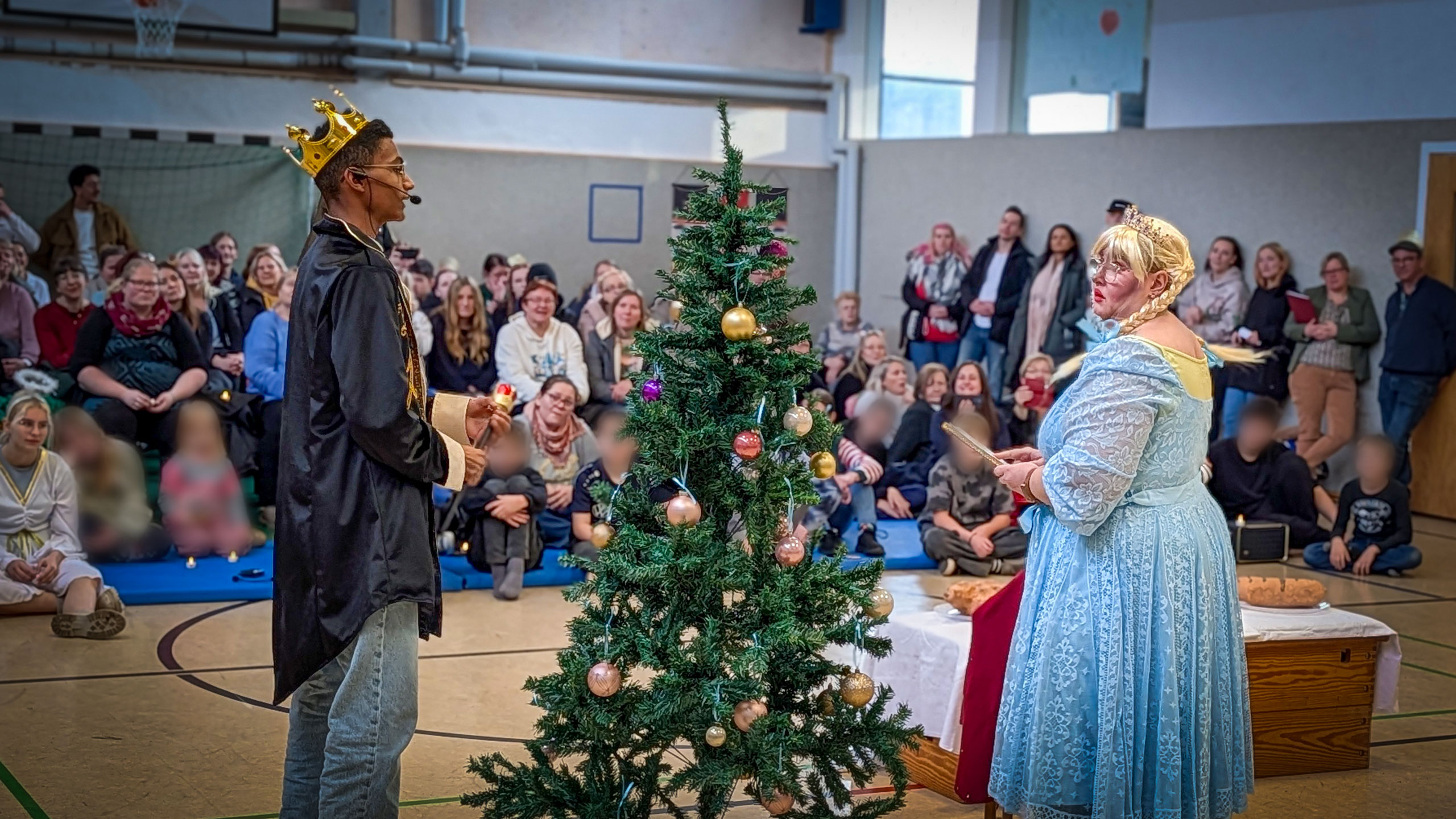 Wenn Applaus zum Schneesturm wird – Die traditionelle Weihnachtsrevue unserer Stiftungsförderschule