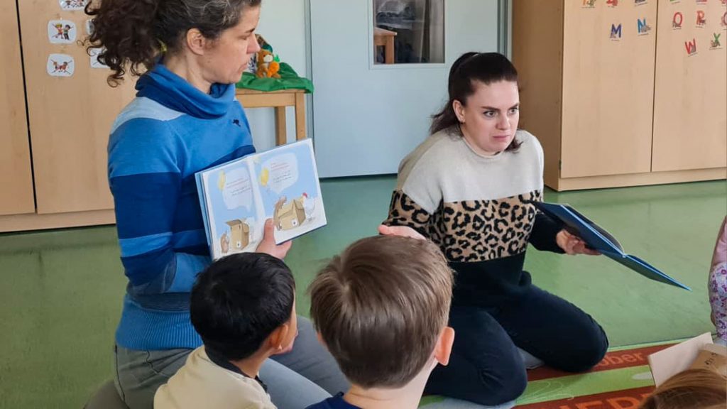 Fachstelle Vielfalt: Mehrsprachiger Vorlese-Spaß stärkt Brücken in die frühe Bildung
