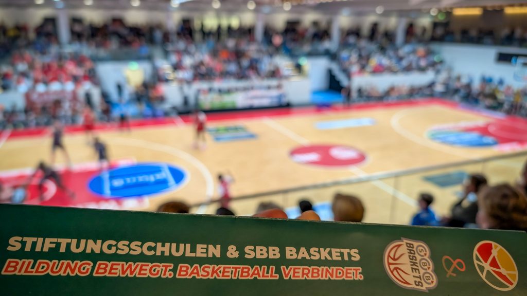 Bildung bewegt, Basketball verbindet: Stiftungsschulen als Spieltagspräsentator bei den SBB Baskets